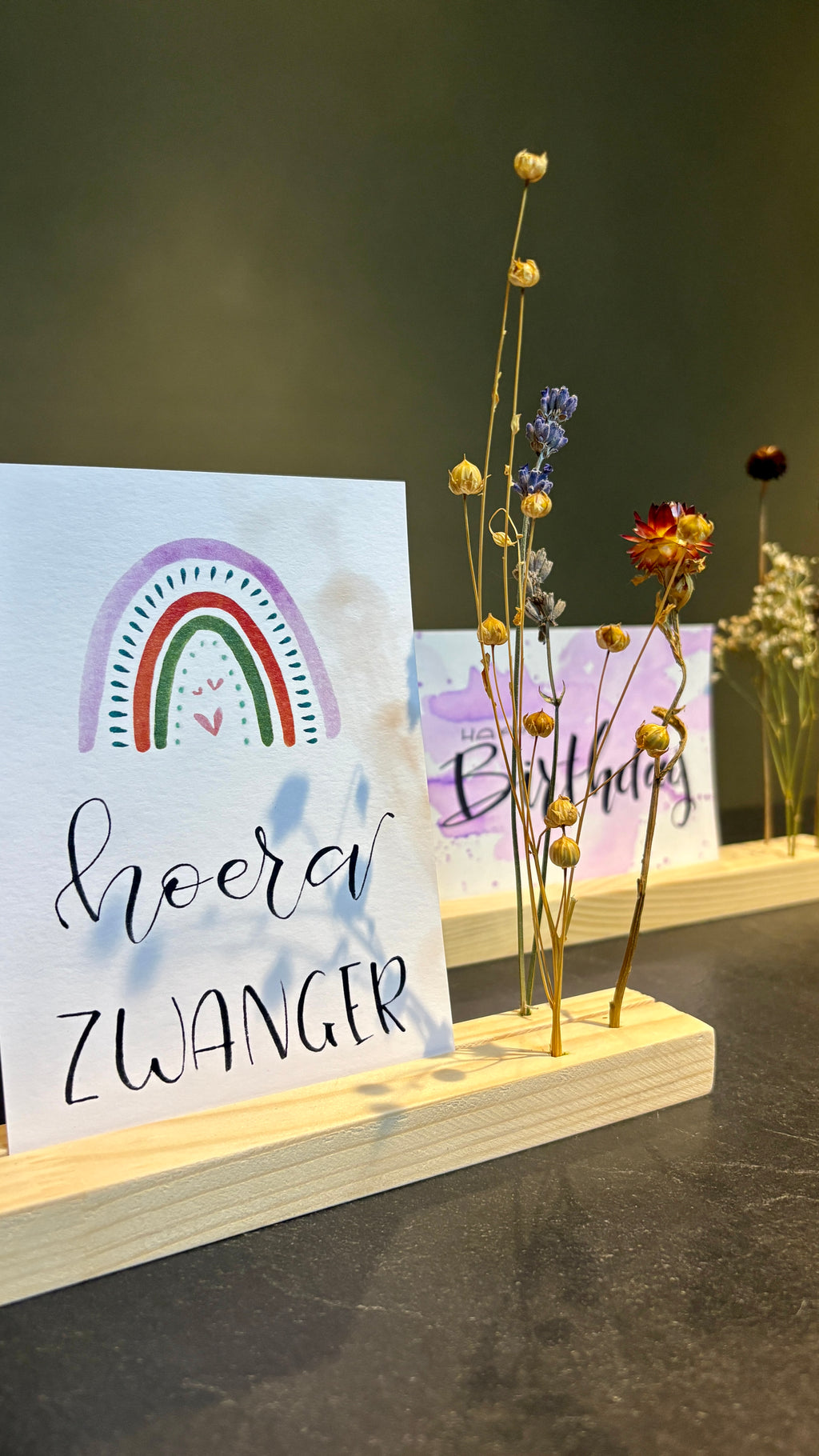 Houten kaarthouder met droogbloemen
