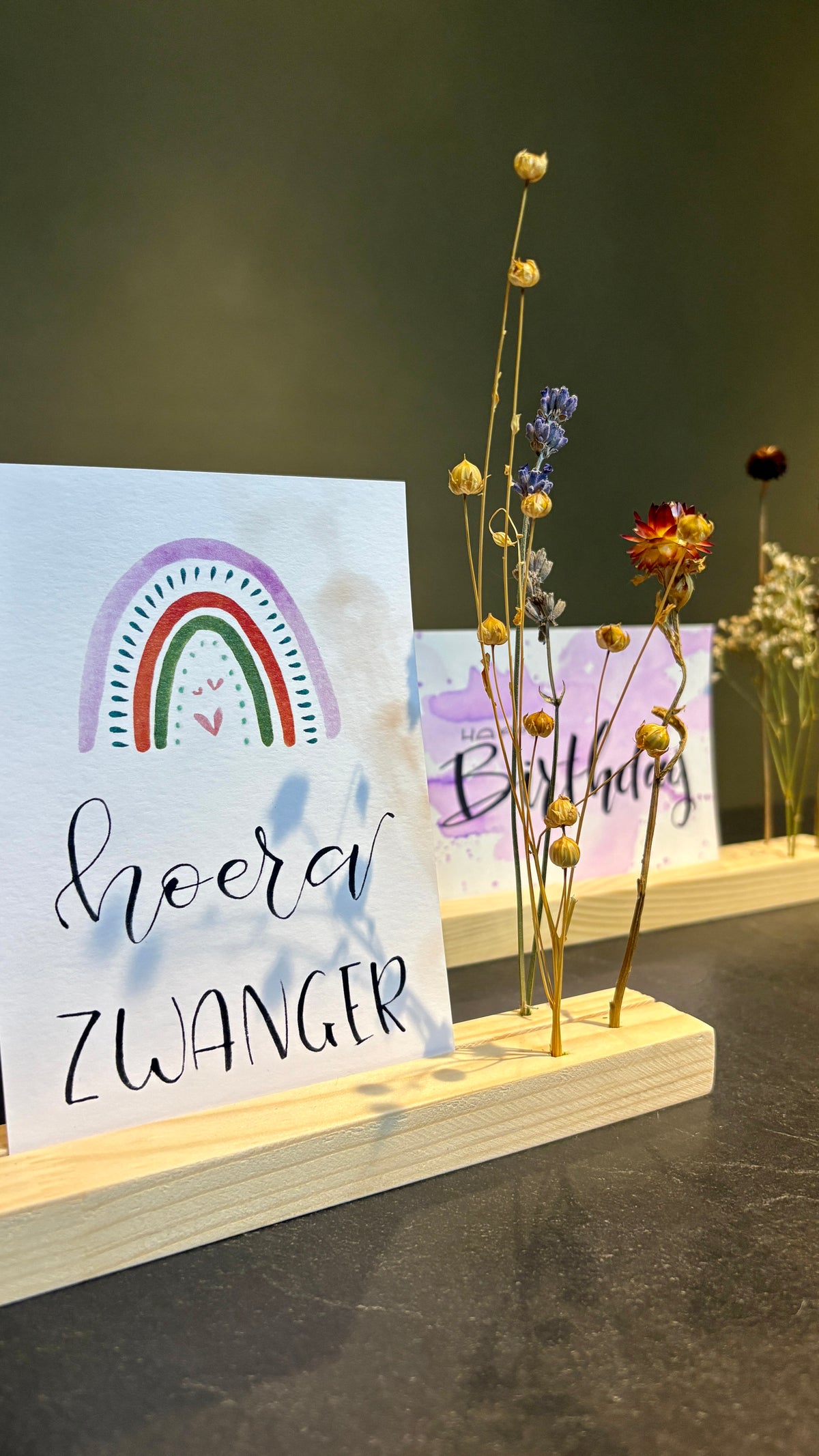 Houten kaarthouder met droogbloemen