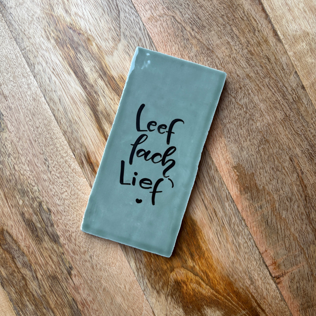 Tegeltje 'leef lach lief'